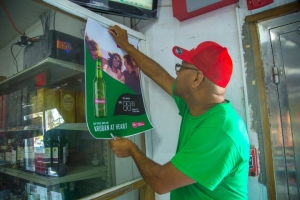Managernan y empleadonan hunto promoviendo Balashi