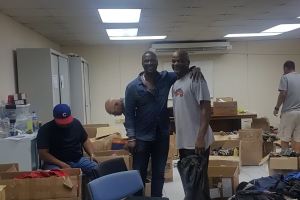 ABBA a entrega material di baseball na comunidad, cu e la haya di Orioles Advocates