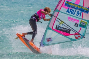 Sarah Quita Offringa 15 biaha campeon mundial di windsurf