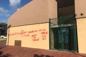 Grafiti riba muraya di DIMAS pa alerta riba trahadonan ilegal