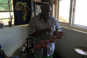 Conocido percusionista di Corsou Pernell Saturnini a topa prensa internacional