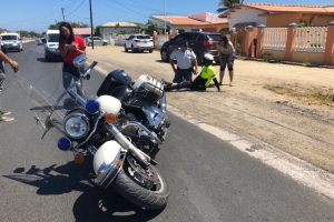 Polis envolvi den accidente di trafico riba caminda di Boegoeroei