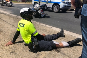 Polis envolvi den accidente di trafico riba caminda di Boegoeroei