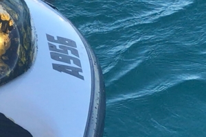Polis maritimo a rescata personanan riba waverunner