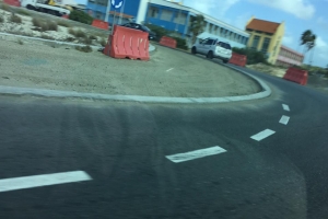 Liñanan pinta riba rotonde Cumana confundiendo automobilistanan