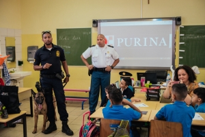 Purina a bishita scolnan en conexion cu celebracion di dia di bestia