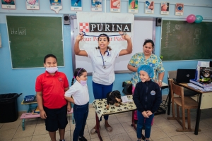 Purina a bishita scolnan en conexion cu celebracion di dia di bestia