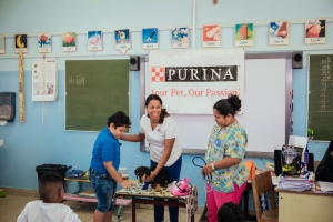 Purina a bishita scolnan en conexion cu celebracion di dia di bestia