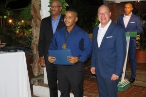 Grupo di polis di Aruba reconoci pa St Maarten pa ayudo voluntario na calamidad na 2017  
