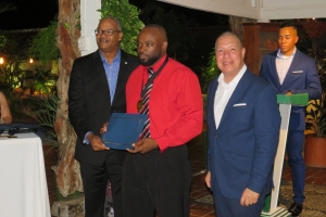 Grupo di polis di Aruba reconoci pa St Maarten pa ayudo voluntario na calamidad na 2017  