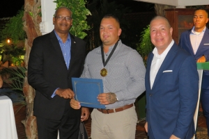 Grupo di polis di Aruba reconoci pa St Maarten pa ayudo voluntario na calamidad na 2017  