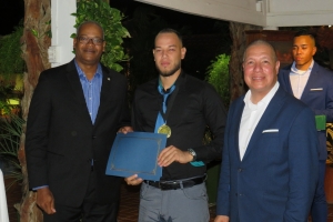 Grupo di polis di Aruba reconoci pa St Maarten pa ayudo voluntario na calamidad na 2017  