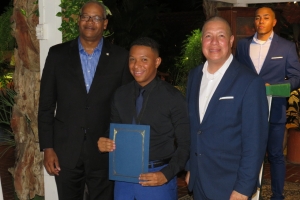 Grupo di polis di Aruba reconoci pa St Maarten pa ayudo voluntario na calamidad na 2017  