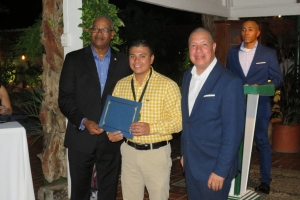Grupo di polis di Aruba reconoci pa St Maarten pa ayudo voluntario na calamidad na 2017  