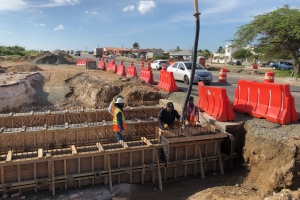 DOW: Contratista a basha concrete pa canal di awa pa Watty Vos Blvd 