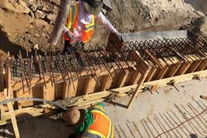 DOW: Contratista a basha concrete pa canal di awa pa Watty Vos Blvd 
