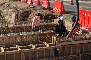 DOW: Contratista a basha concrete pa canal di awa pa Watty Vos Blvd 