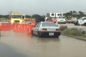 Awacero fuerte a paralisa  trafico di Aruba diahuebs merdia 