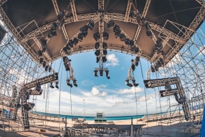 E siman aki J Balvin y Jeon ta den Island Takeover Festival 