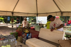  Rotary Club of Aruba a duna un man durante Bazaar di Kibrahacha