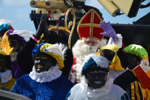 Sinterklaas y mas di 100 zwarte piet a yega Aruba diadomingo