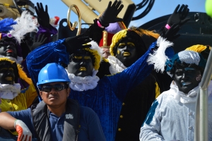 Sinterklaas y mas di 100 zwarte piet a yega Aruba diadomingo