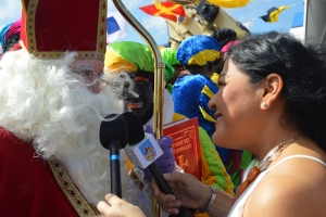 Sinterklaas y mas di 100 zwarte piet a yega Aruba diadomingo