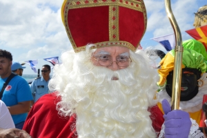 Sinterklaas y mas di 100 zwarte piet a yega Aruba diadomingo