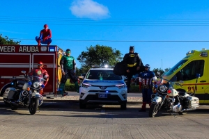 Heroes parade riba Dia Internacional di Mucha a hala hopi atencion