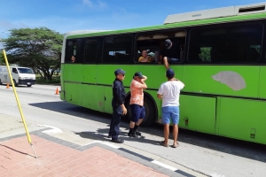 Tourbus a dal den dos auto na Palm Beach