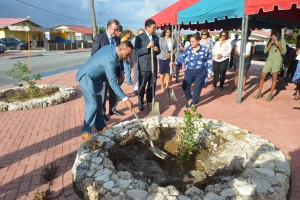 Gobierno a planta mata den memoria di Rishandroh y Roshendrick