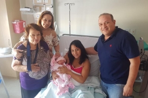 Propietario di e.o. Solo di Pueblo/TOP FM bendiciona cu su prome baby girl