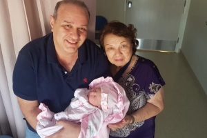 Propietario di e.o. Solo di Pueblo/TOP FM bendiciona cu su prome baby girl