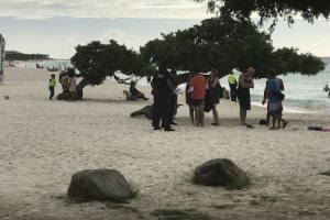 Polis a detene grupo di persona stranhero sin documento na beach 