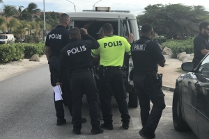 Polis a detene grupo di persona stranhero sin documento na beach 