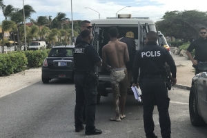 Polis a detene grupo di persona stranhero sin documento na beach 
