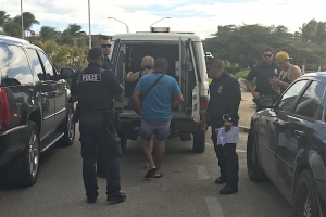 Polis a detene grupo di persona stranhero sin documento na beach 