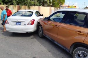 Chauffeur di Suzuki a dal basta duro den Nissan y laga un persona herida