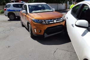 Chauffeur di Suzuki a dal basta duro den Nissan y laga un persona herida