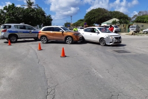 Chauffeur di Suzuki a dal basta duro den Nissan y laga un persona herida