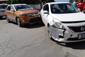 Chauffeur di Suzuki a dal basta duro den Nissan y laga un persona herida