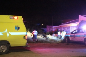 Auto a drenta mondi na Catiri y dos dama a keda levemente herida
