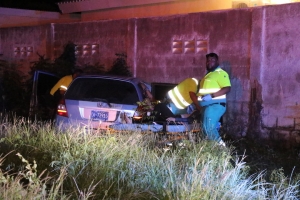 Auto a drenta mondi na Catiri y dos dama a keda levemente herida