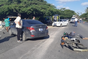 Motociclista a dal den auto cu a lora su dilanti