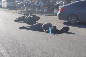 Motociclista a dal den auto cu a lora su dilanti