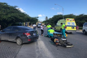 Motociclista a dal den auto cu a lora su dilanti