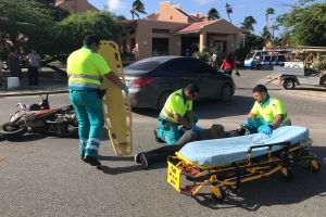 Motociclista a dal den auto cu a lora su dilanti