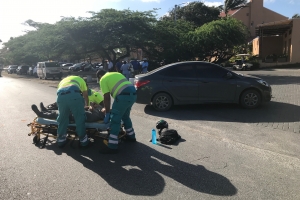 Motociclista a dal den auto cu a lora su dilanti