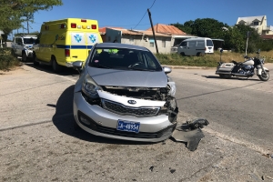 Accidente di trafico cu basta daño material na Nuñe