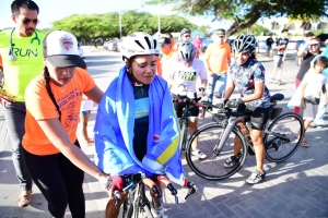 Shariska Winterdal a core 500 km riba bicicleta rond di Aruba